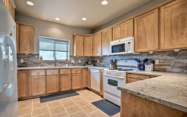 Gold Beach Townhome With Ocean Views & Sunroom!