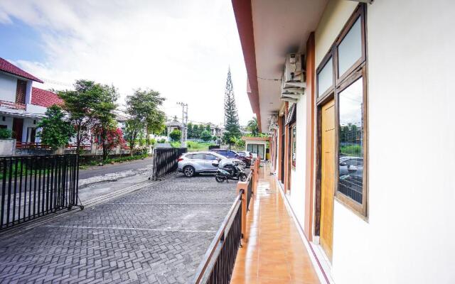 OYO 1693 Edward Residence Malalayang