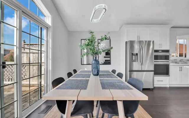 High-ceiling Home Relaxing Patio in Waterloo