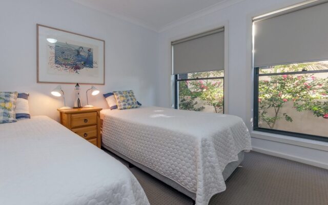 Beach House, Pacific Road, 1/20