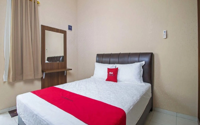 RedDoorz Syariah near Mercu Buana University