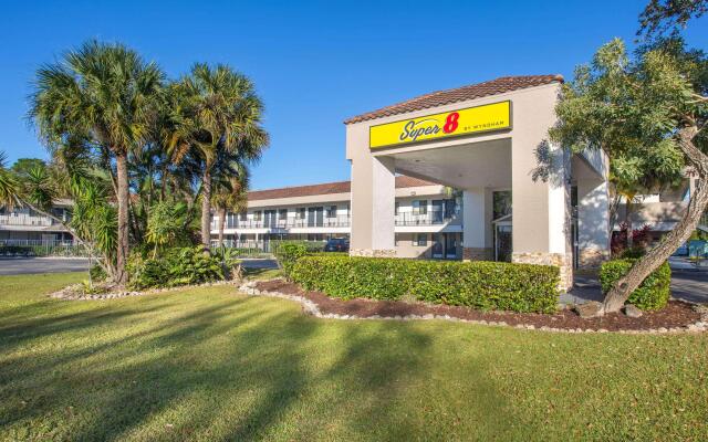 Super 8 By Wyndham Naples