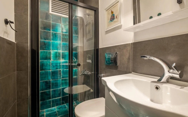 Eclectic Flat Near Metro With Terrace in Kadikoy
