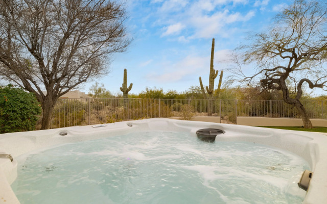 Montoya By Avantstay Pool, Putting Green, Views