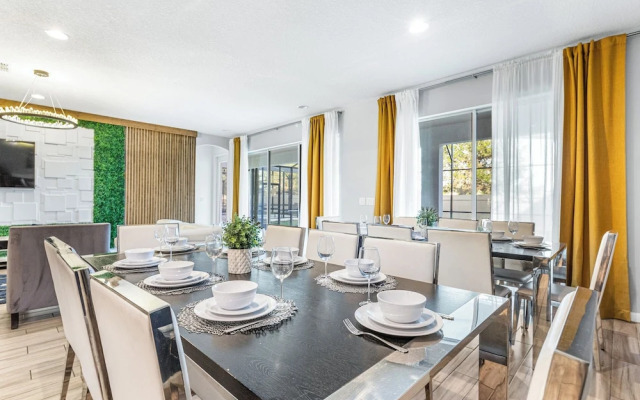 UpstaySpaciousHomePoolHotTubSleeps27