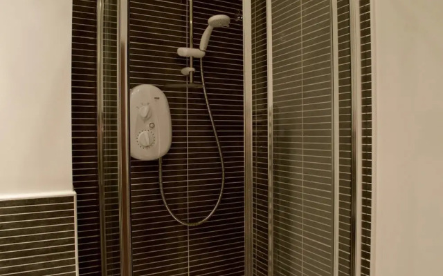 Large and Modern 2 Bed 2 Bath Edinburgh Apartment