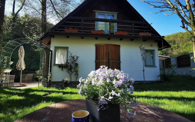 Sunny Wooden House on Creek, 30 Minutes Prague