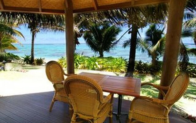 Motu Beachfront Art Villas