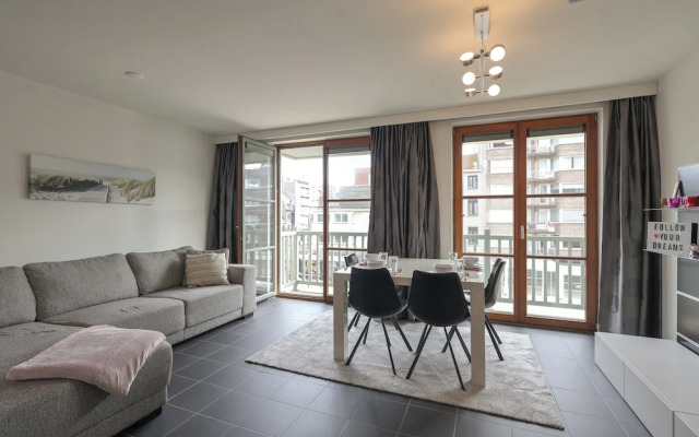 Apartment With 2 Rooms and Balcony