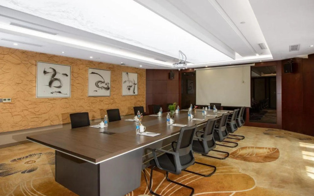 Longlin Shanju Holiday Hotel