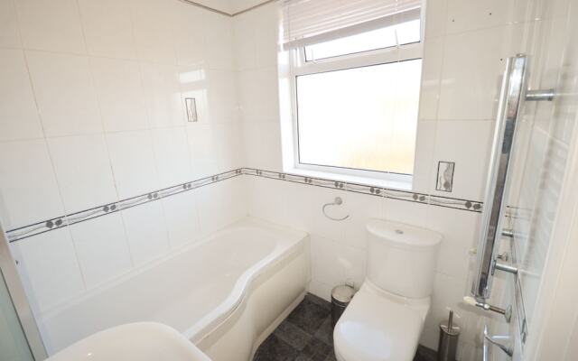 Fantastic 4 Bedroom House In Bath With Garden