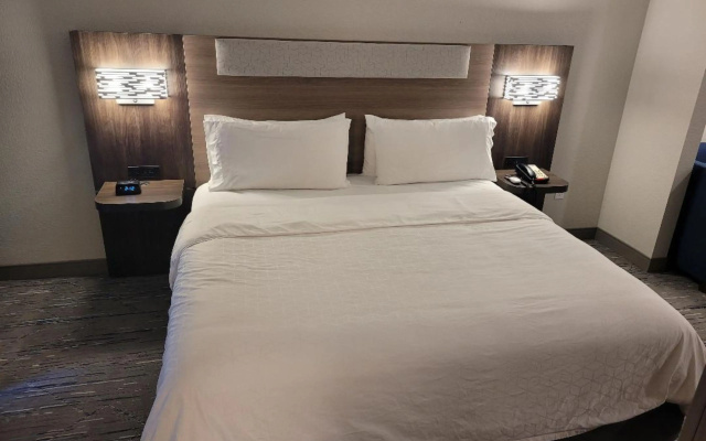 Holiday Inn Express & Suites Starkville by IHG