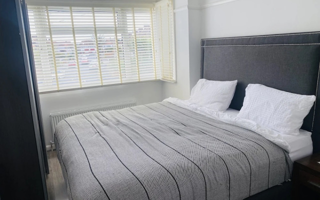 Inviting 4-bed House in Leeds