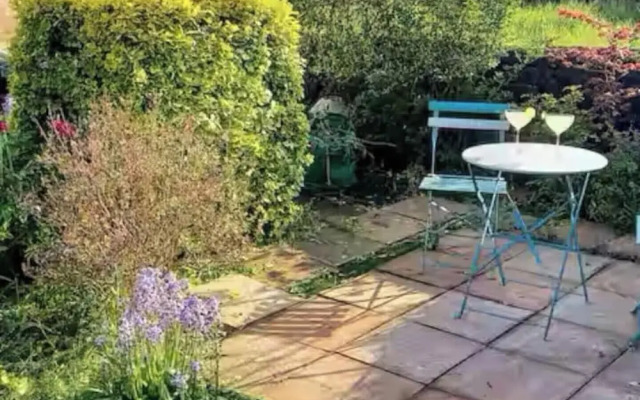 2 Guests - Garden Retreat With Balcony Views