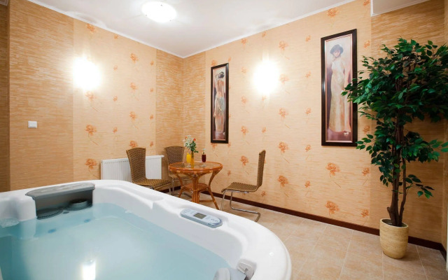Hotel Dworek Tryumf Dąbrowscy Spółka Jawna
