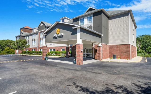La Quinta Inn & Suites by Wyndham Stonington-Mystic Area