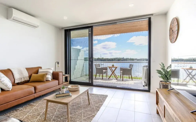 Elegant Bay Side 1-bed Apartment With Views