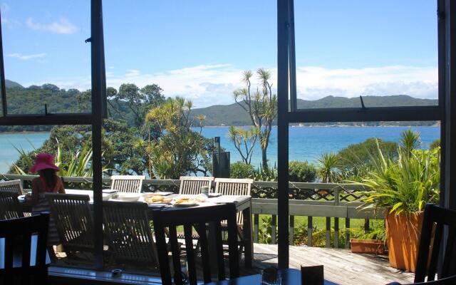 Tipi and Bob's Waterfront Lodge