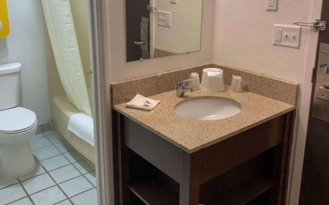 Howard Johnson Inn La Crosse/I-90