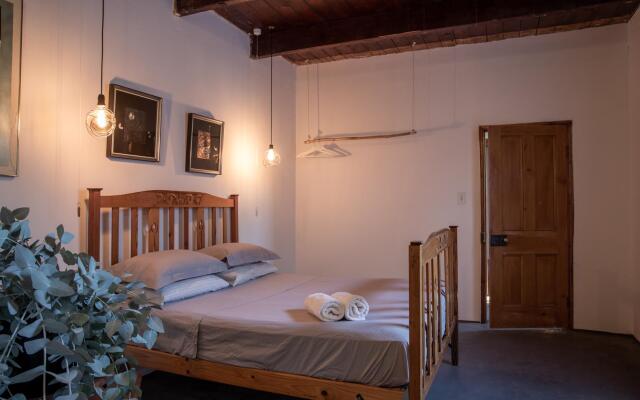 Ebonymoon Guest House and Studio