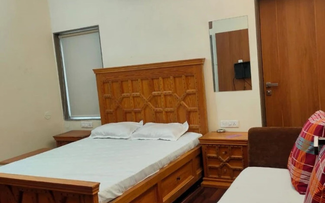 Hotel Milan Gurukul Road