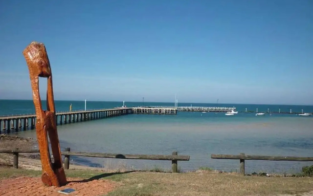 Modern & Cosey 4bedroom House Walk to Beach