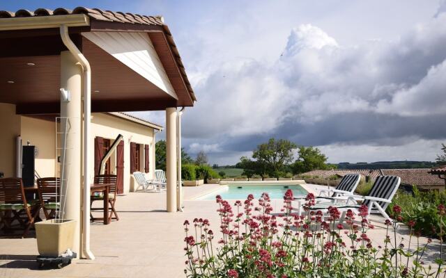 Modern Villa in La Romieu With Swimming Pool