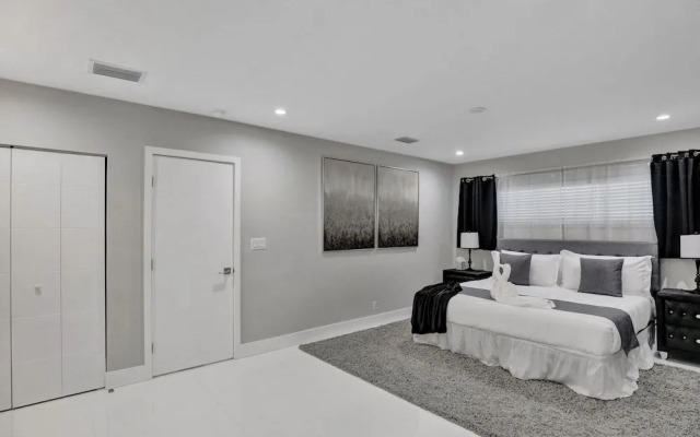 Renovated 5½ Bedroom Home/Heated Pool