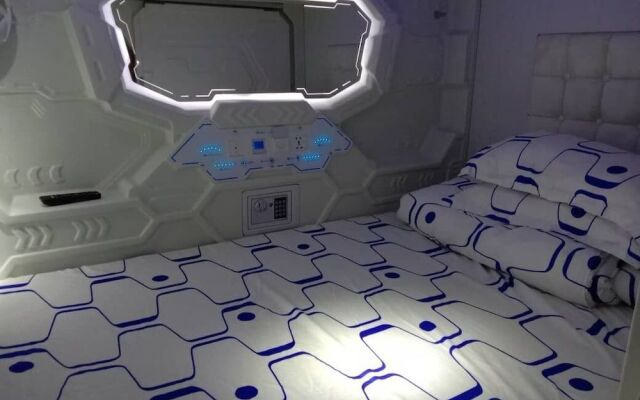 SPOT ON 90746 Vspace Guesthouse & Cafe