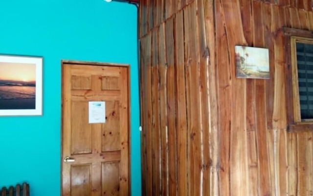 Burnt Toast Surf Camp - Hostel
