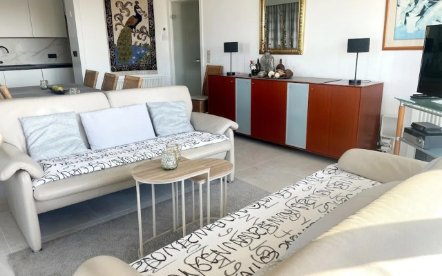 Modern Stay Near Shore