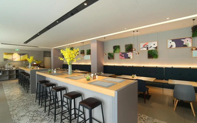 Ease Hotel (Shanghai Stadium Wanping South Road)