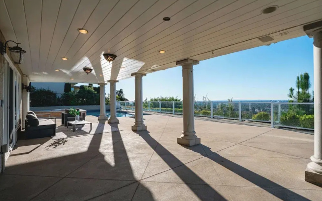 Luxury Hilltop Villa With Pool Stunning View