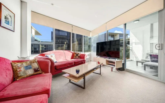 Canberra Lakefront 2-bed With Pool,