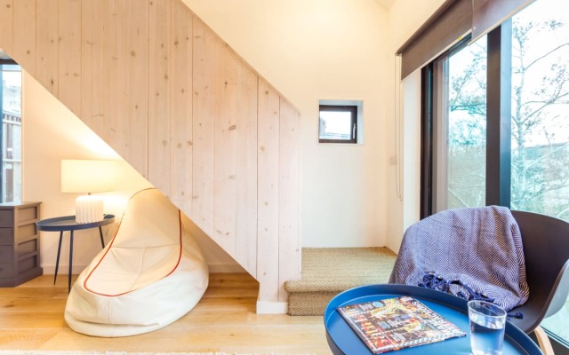 The Cliffside Chalet - Modern 3BDR Riverside Home