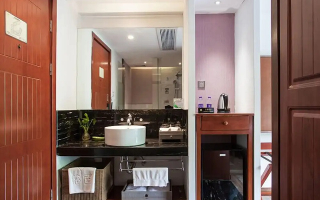 Yurong West Lake Cottage Resort