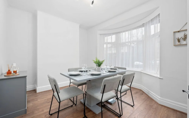 Modern 3-bedroom Home With Garden