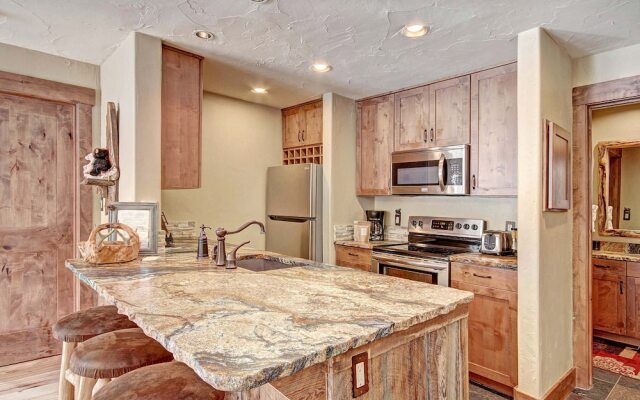 1710 The Willows 1 Bedroom Condo by RedAwning