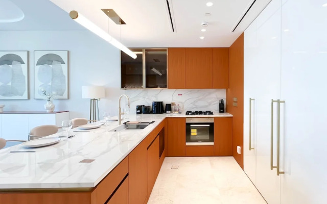 Luxury Beachfront 1BR on Palm Jumeirah & Balcony