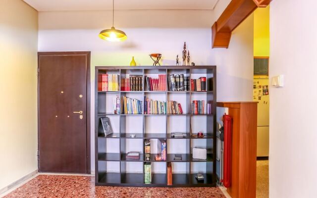 Cozy Apartment in Athens near Aghios Ioannis Subway Station
