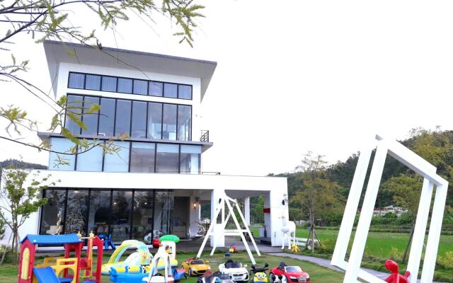 Lake shining Hostel