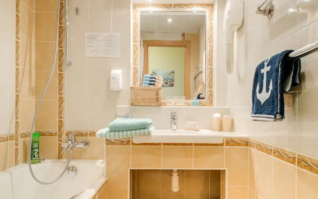 41 Orekhovo 3 Bedroom Apartment near Tsaritsyno Park