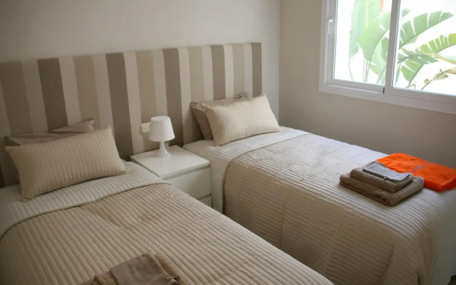 2152-Modern apt with private beach