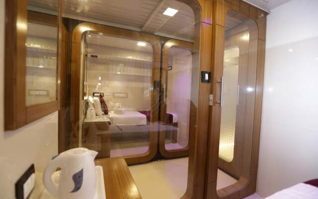 Hotel Qubestay Airport