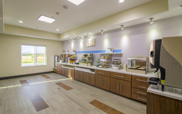 Holiday Inn Express & Suites Raymondville by IHG