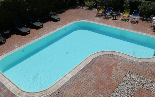 Holiday Apartment near Lake, Shared Swimming Pool