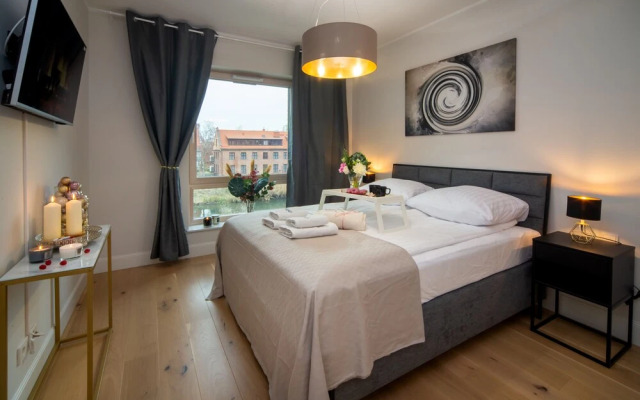 Maya's 22 - River view