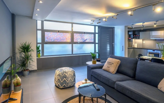 Gazi Metro APT Urban Balcony Oasis