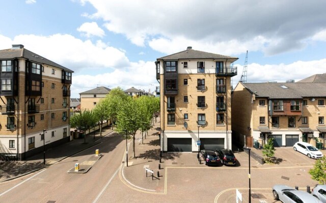 Modern 2 Bed, for up to 4, Excel/city Airport