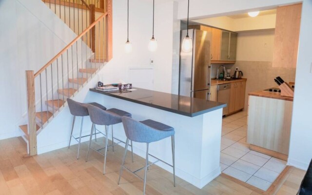 Spacious Family Condo In Swansea, Toronto